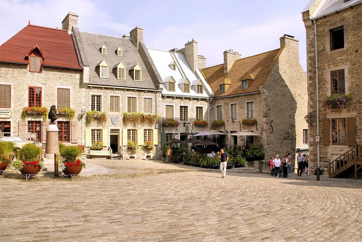 Vue de la place Royale à Québec avec son pavage et ses maisons en pierre