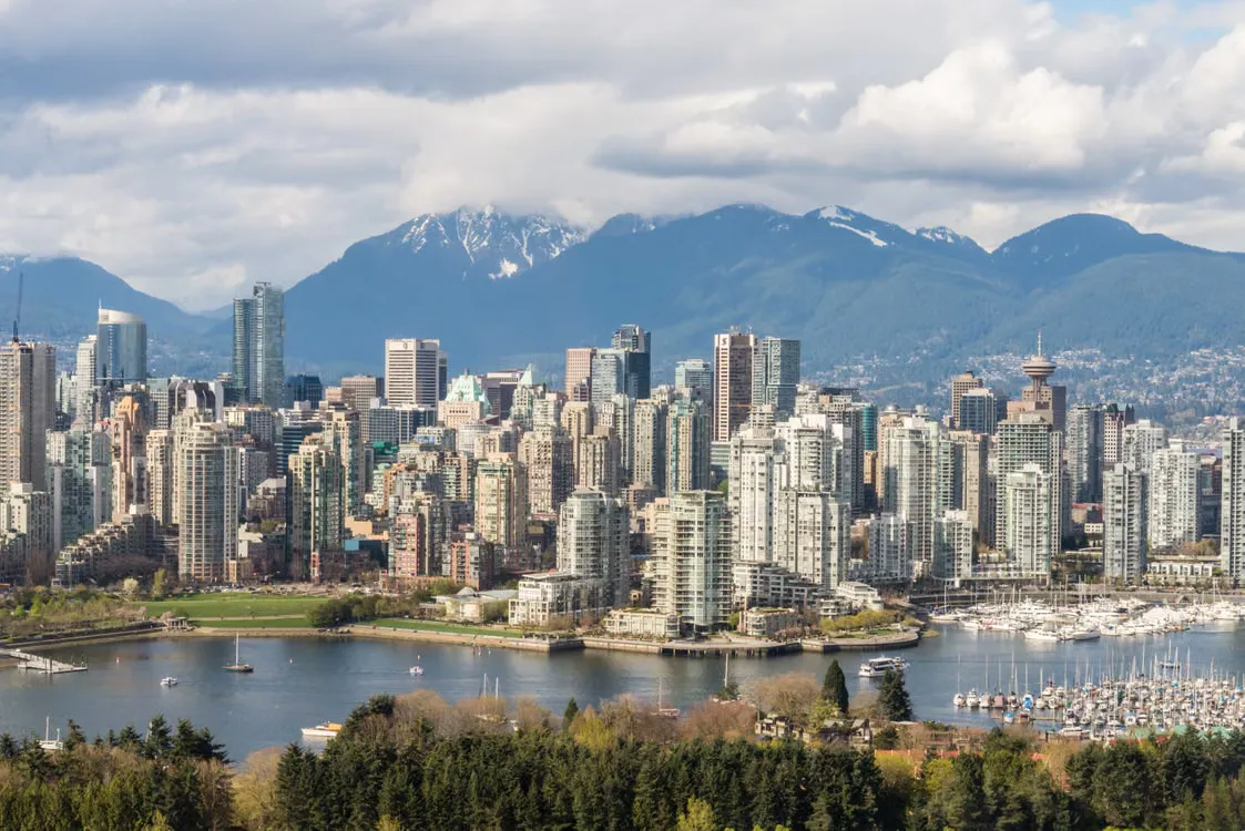 Vue de Vancouver avec ses gratte-ciel, la marina et les montagnes en arrière-plan