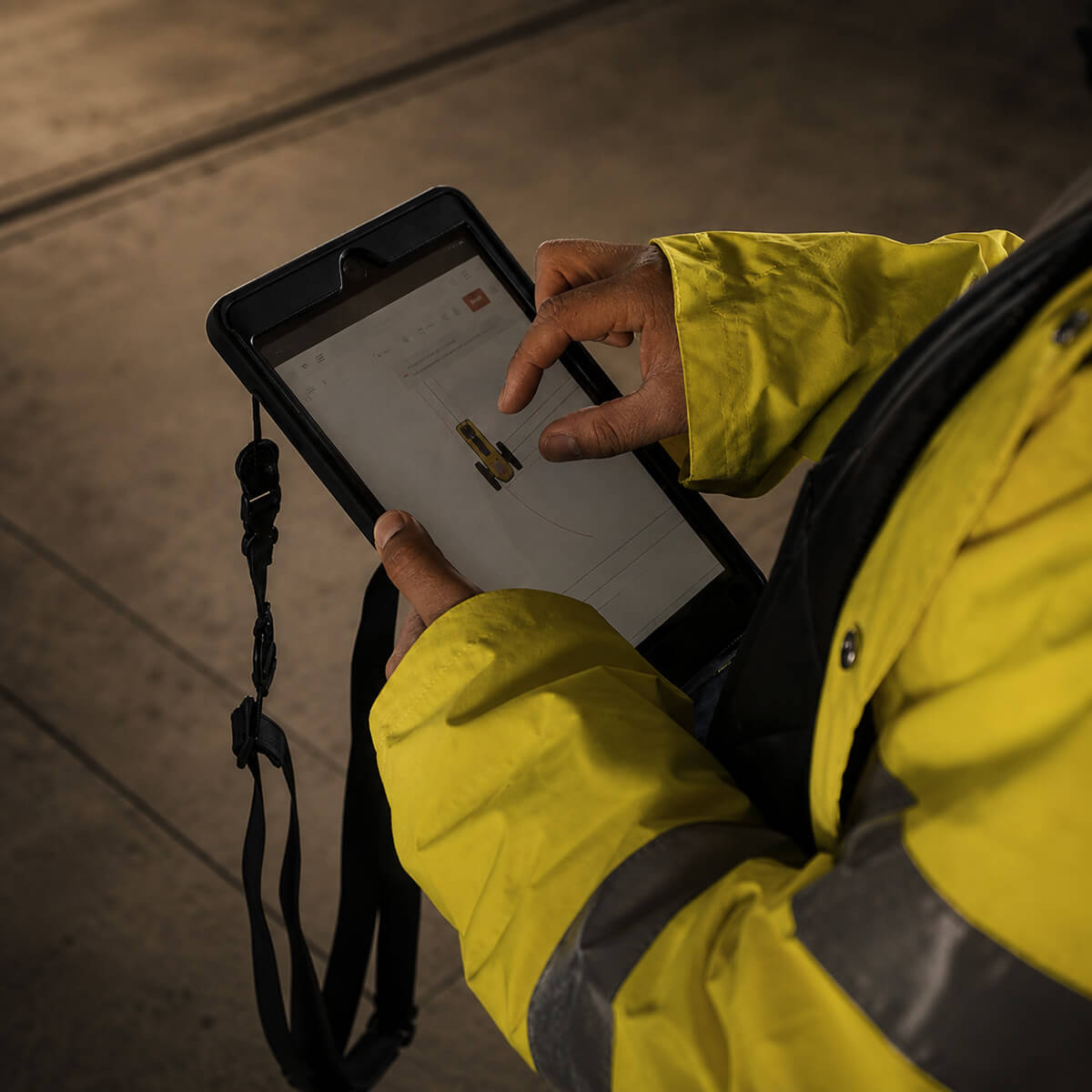 Technicien en vêtement jaune haute visibilité vérifiant l'impression sur tablette