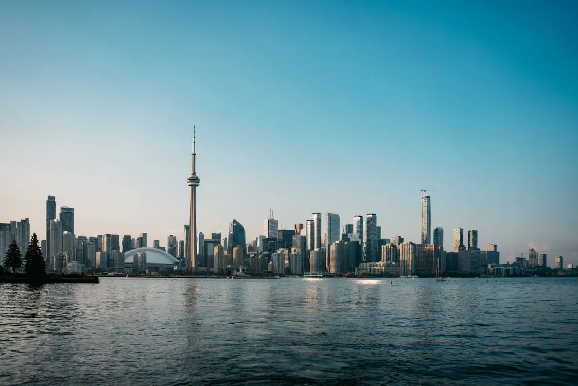 Vue de Toronto depuis le lac avec la Tour CN et ses gratte-ciel
